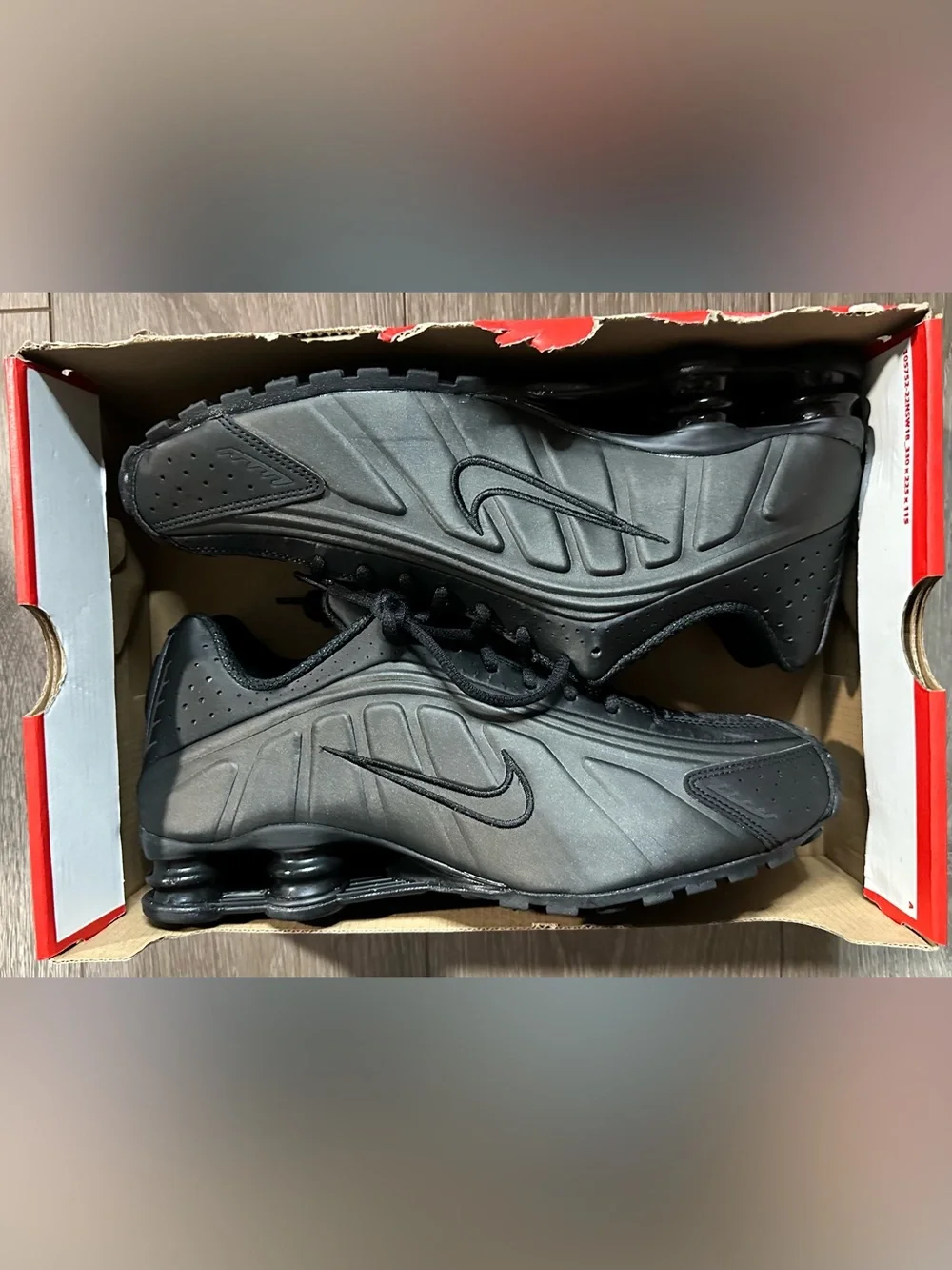 Nike Shox R4 Men’s Sz 10.5 (NEW) Triple Black (NEW) HQ1988 001 (No Box Lid)